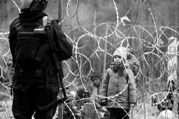 Oczy szeroko przymknięte – recenzja filmu „Zielona granica”