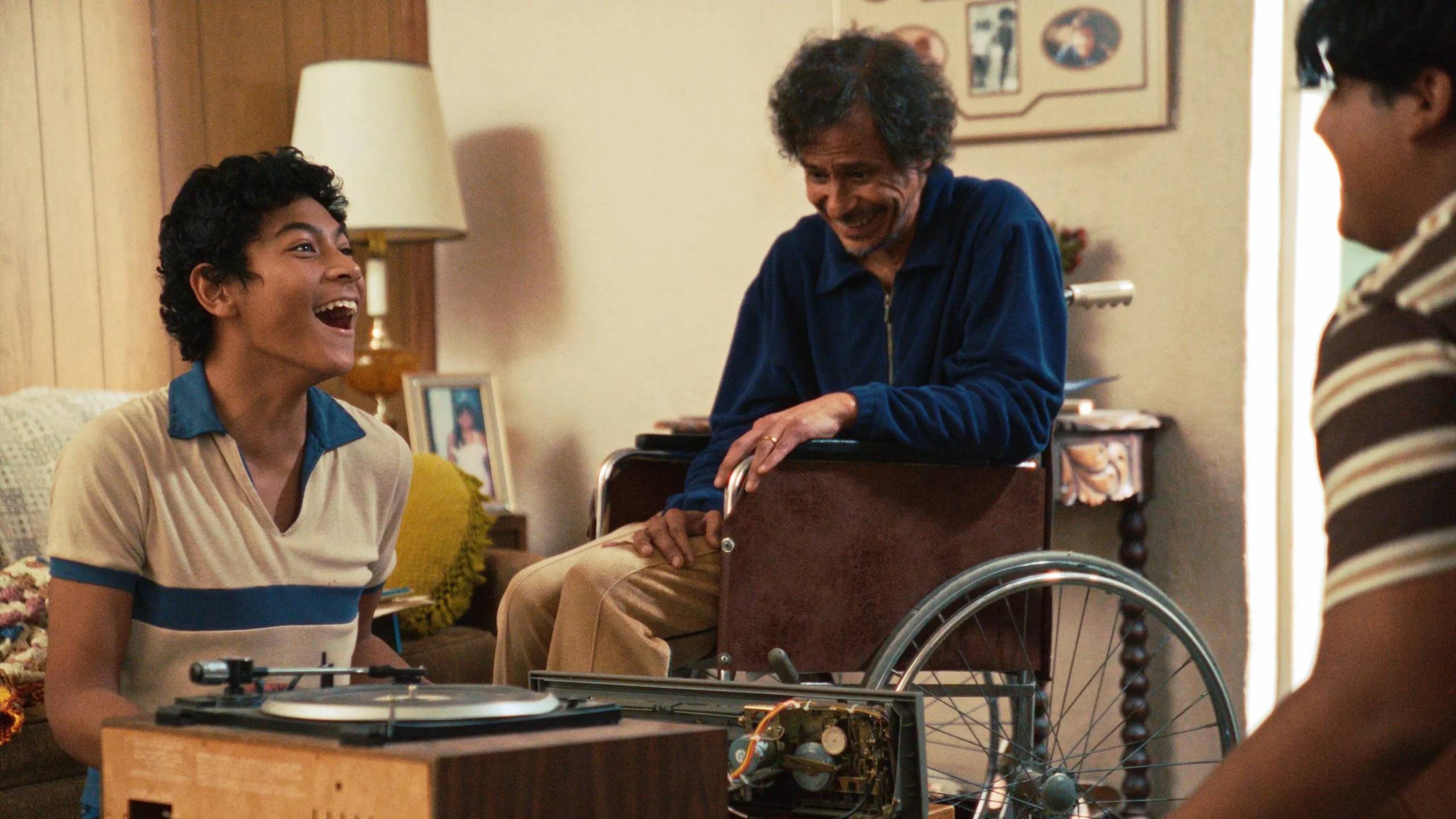 Więzienie przymusowej dojrzałości – recenzja filmu „Olmo”