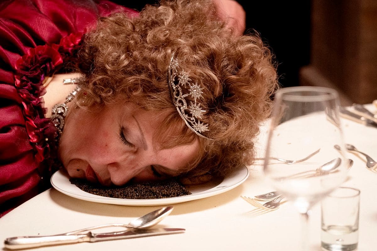 Dyskretna porażka burżuazji – recenzja filmu „The Palace” Romana Polańskiego