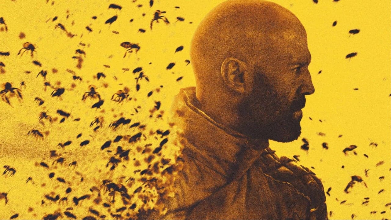 Najpierw strzelaj, potem zbieraj miód – recenzja filmu „Pszczelarz”